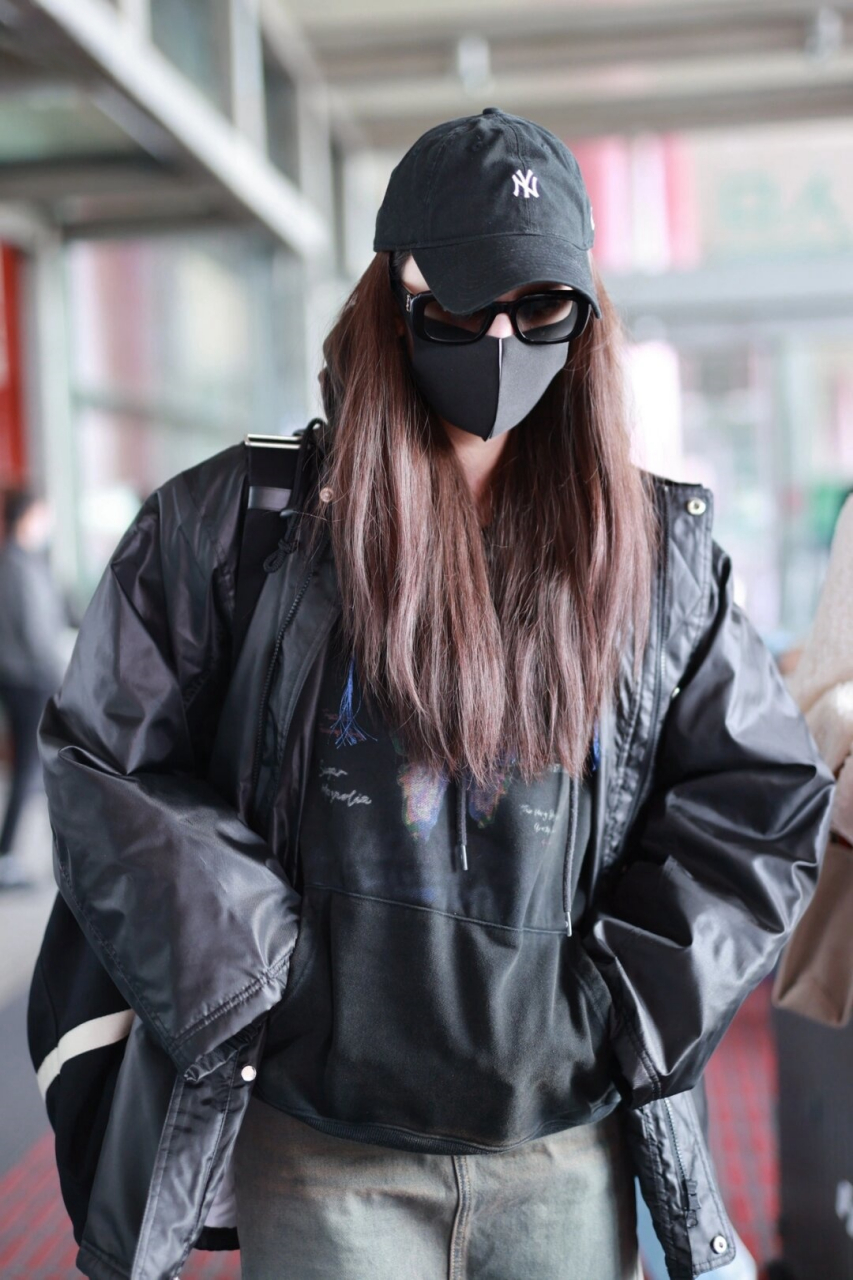 古力娜扎卫衣配半裙好酷!