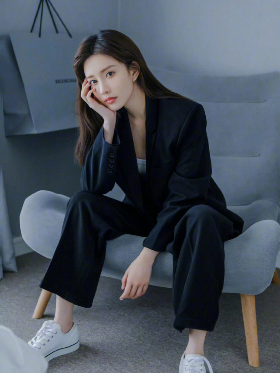 #星闻#  孟子义居家休闲写真, 人漂亮,狗狗也很可爱! #孟子义#