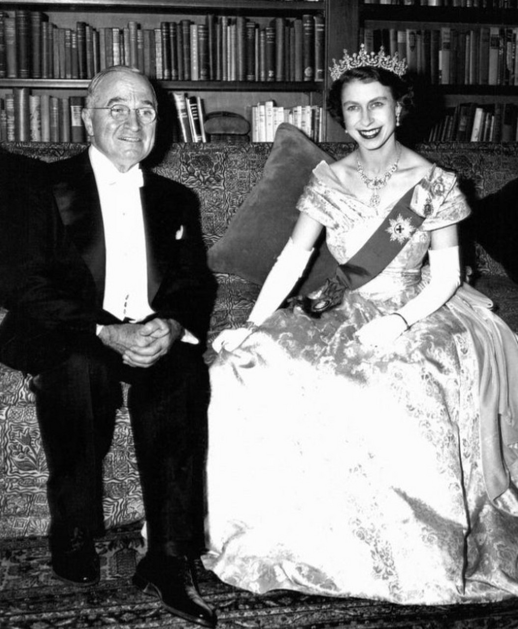 图为1951年11月1日,伊丽莎白公主与美国总统杜鲁门在加拿大驻美大使馆