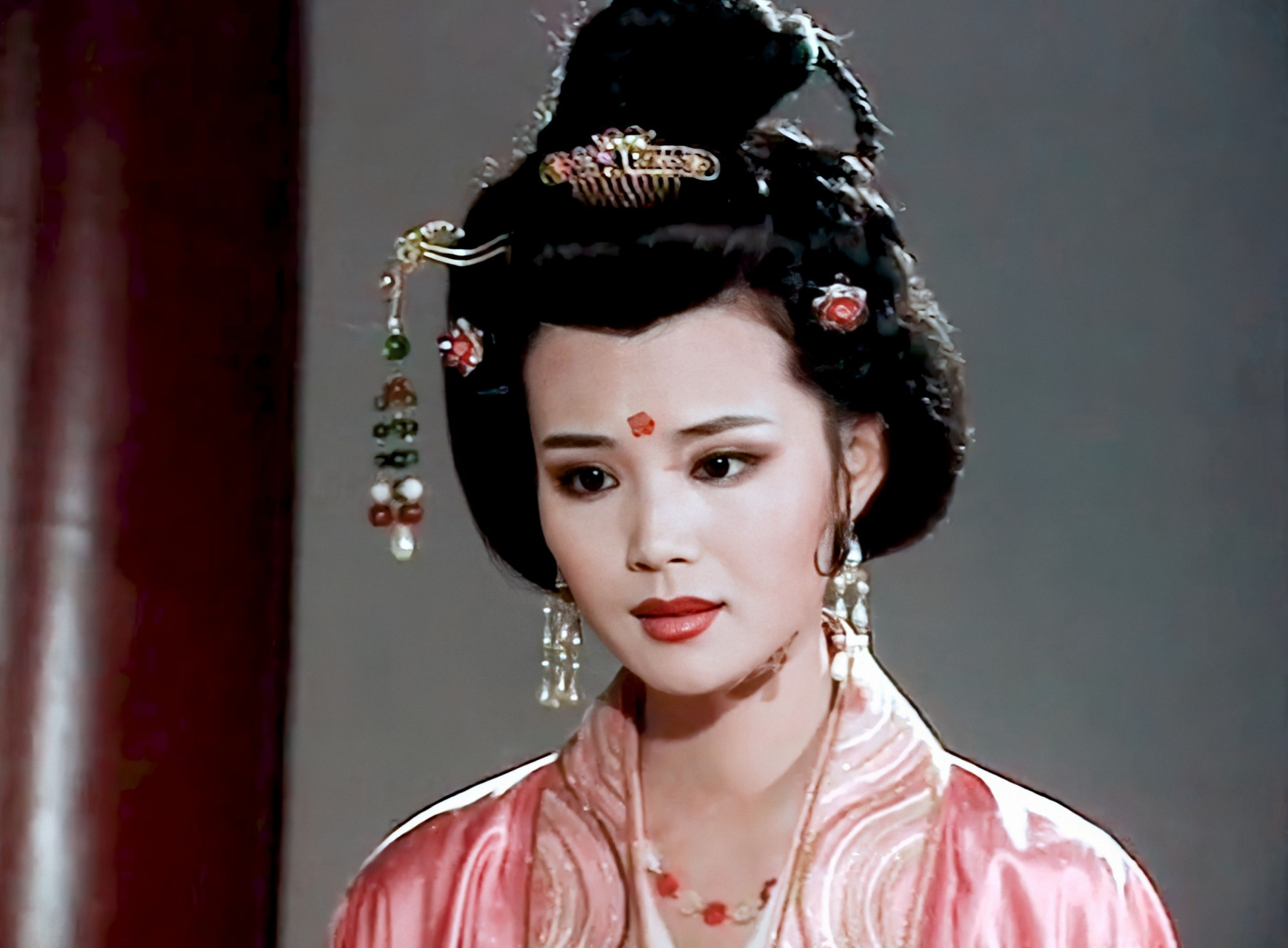 上官婉儿在13岁时,因为文采出众,被武则天看中,为了方便带在身边