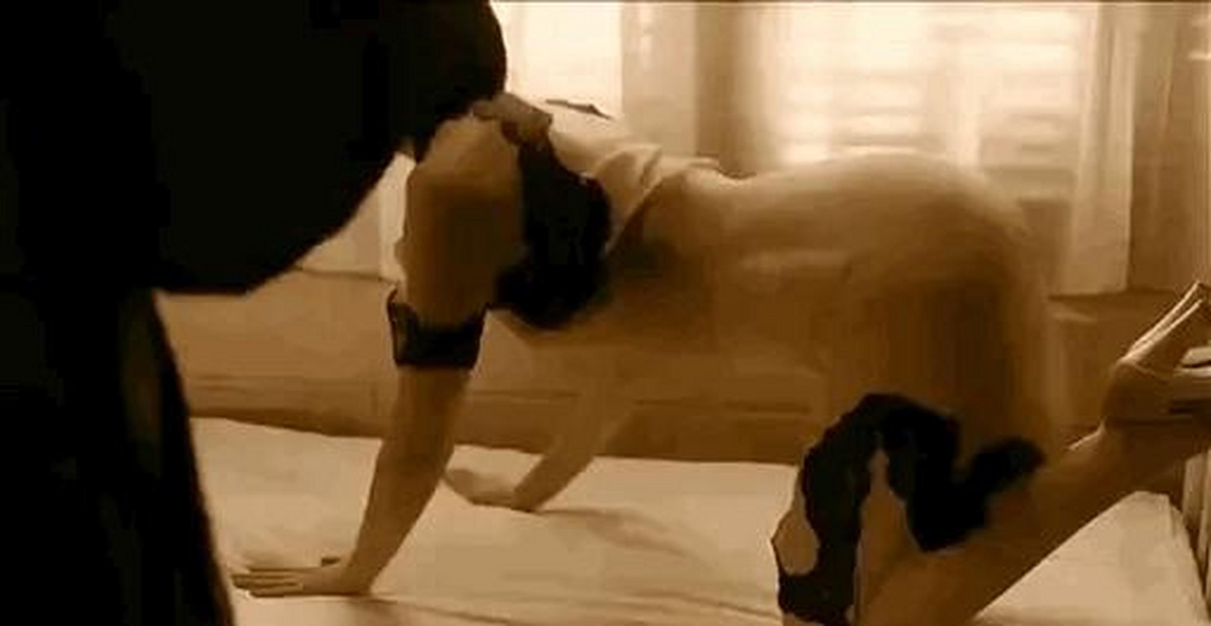 gif创作人# 《邪不压正》许晴"打针"这个片段,是导演姜文亲自示范