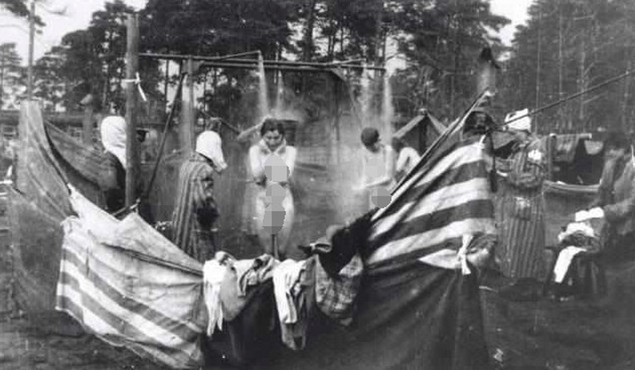 几名全身赤裸的犹太女战俘,正在露天淋雨,在这里没有