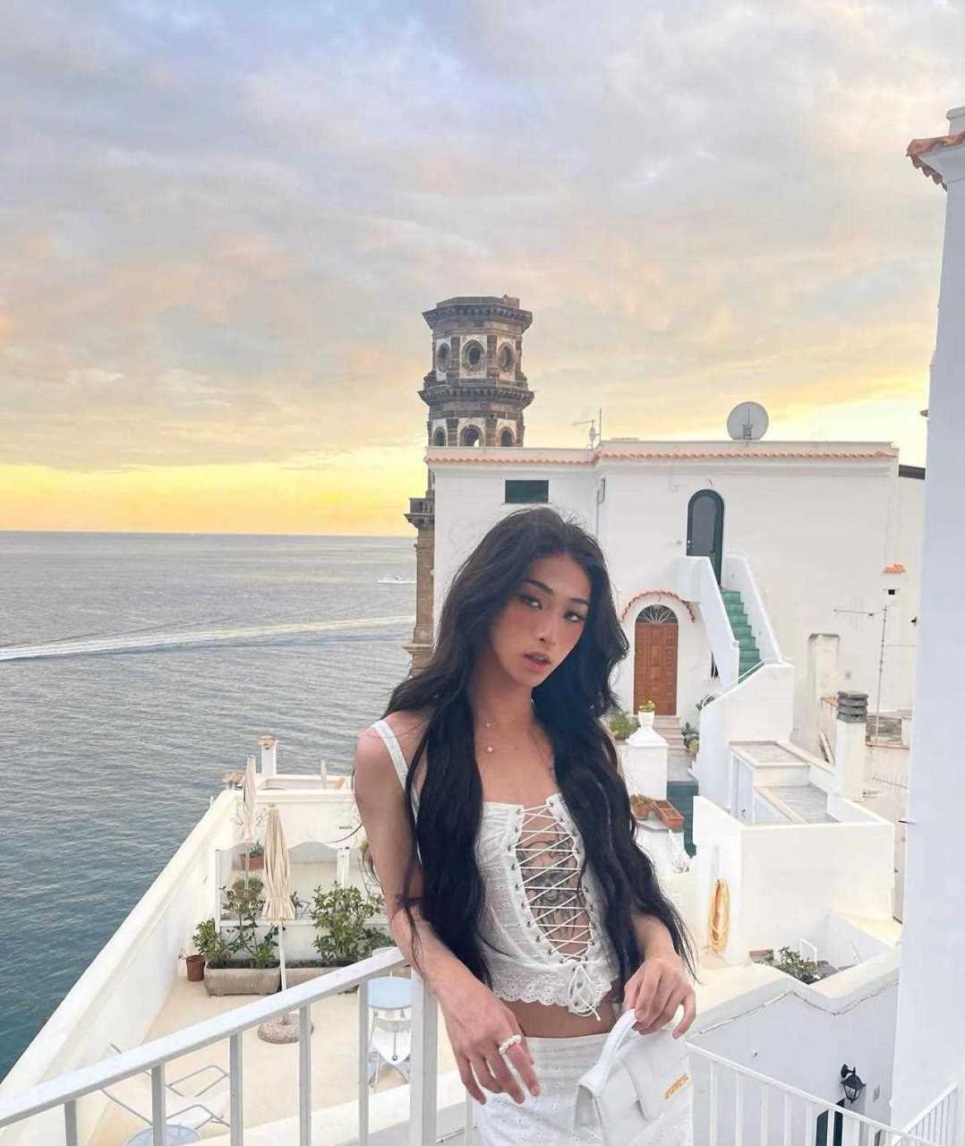 伊能静儿子恩利晒照,照片中的他身穿白色镂空吊带,搭配微卷长发,妆容