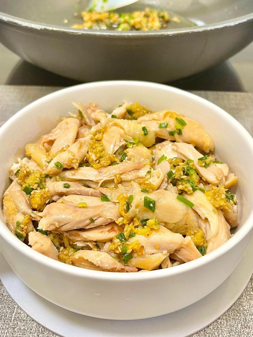 今天分享一道广东菜【葱油鸡】[浪] [照相机]做法:1[照相机]鸡腿用盐