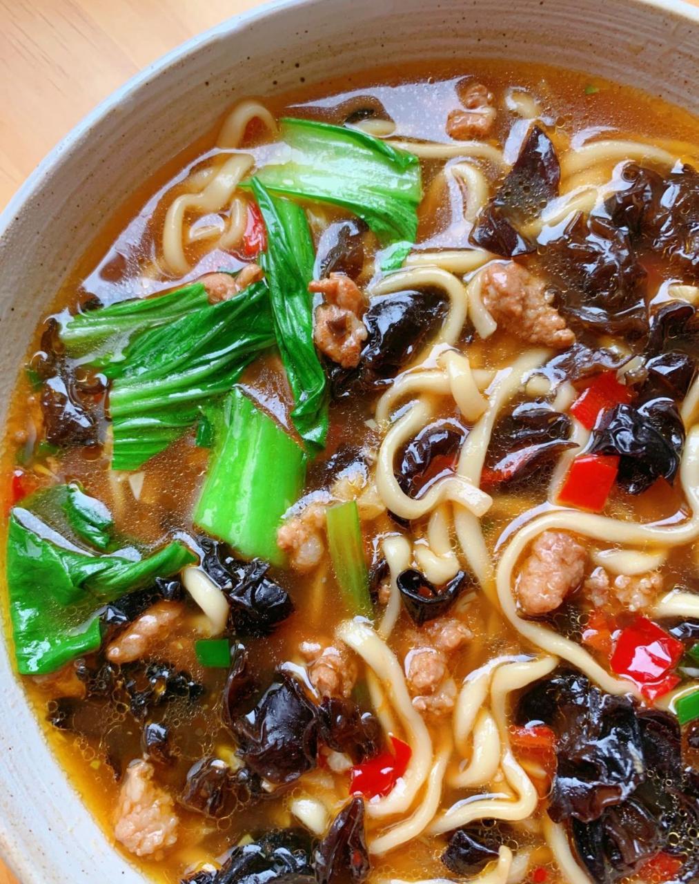 今天分享一碗家常味道的肉末木耳汤面, 营养丰富,汤鲜味美 冬天的早晨