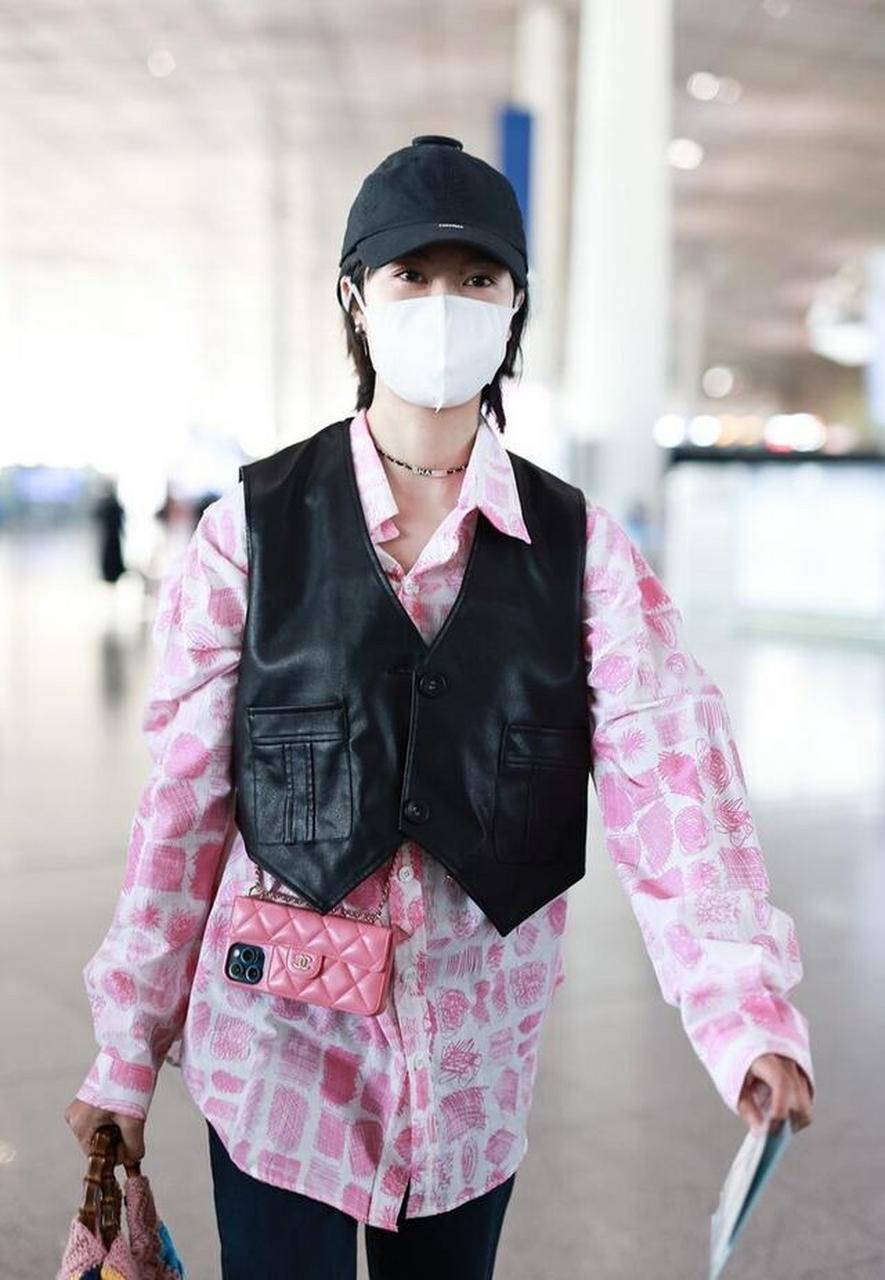 街拍:郁可唯穿着粉红色,搭配小马甲超有艺术家的气质
