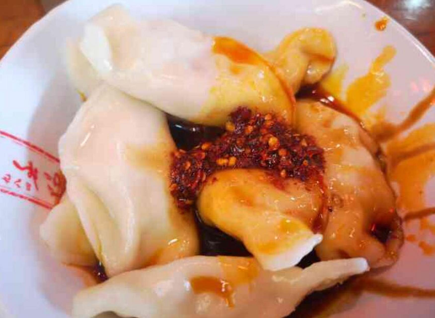 春阳水饺,被誉为成都水饺的标志性品牌,其红油水饺更是独领风骚,无可