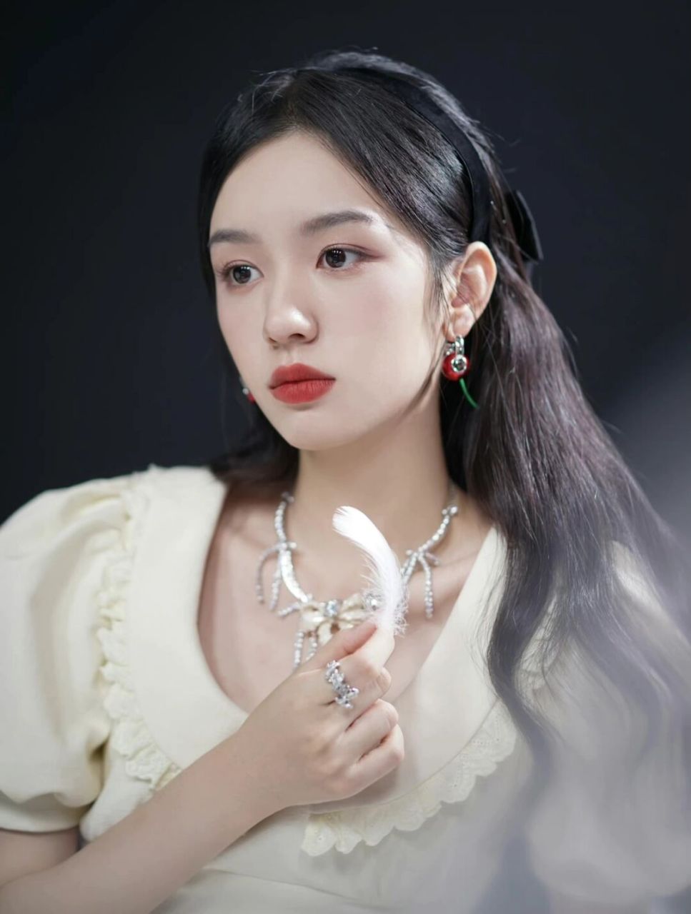 周也又现千金小姐新造型 周也今日直播look,从妆发