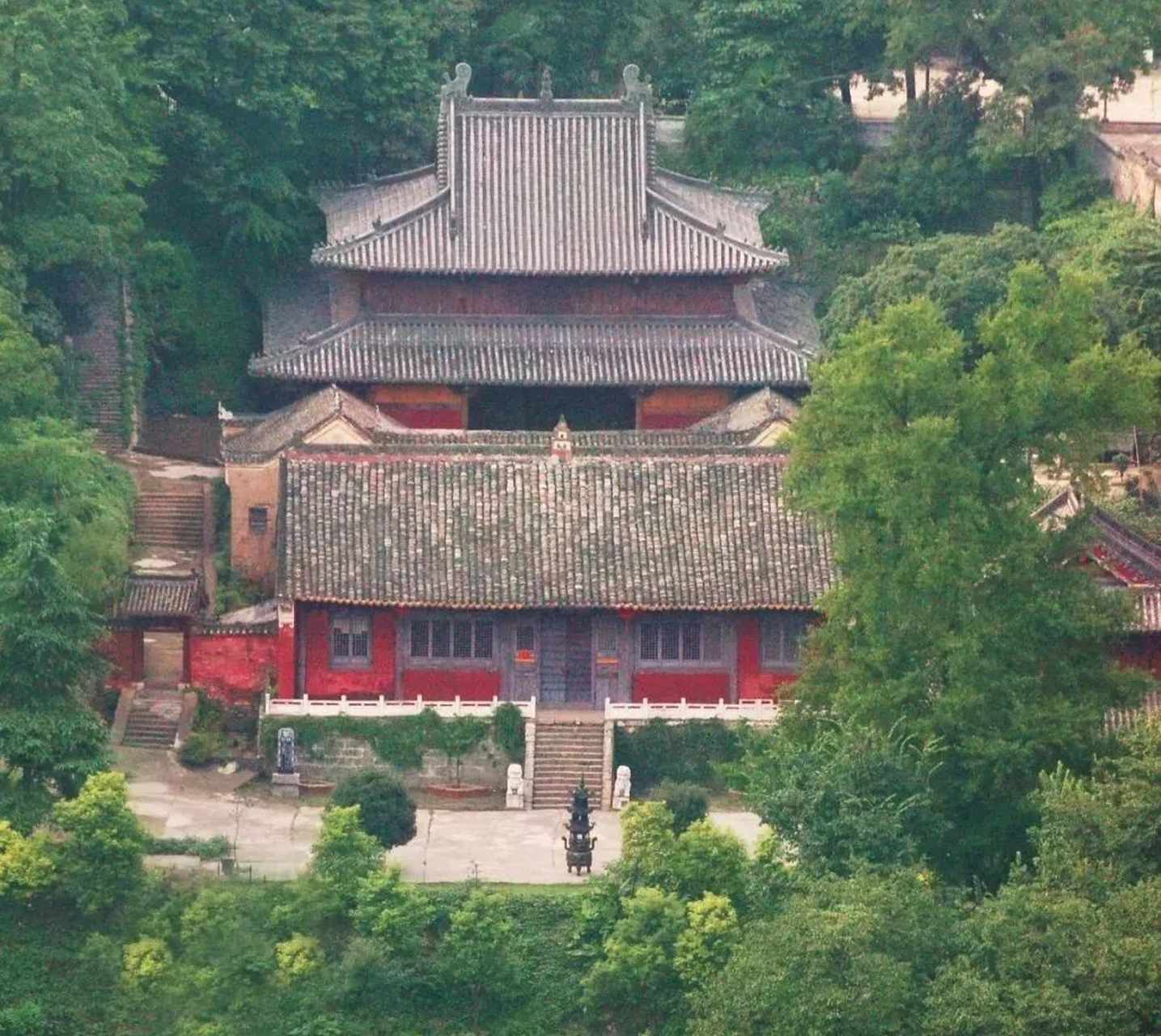 承恩寺,位于湖北省襄阳市谷城县东南45公里处,该寺始建于隋,初盛于唐