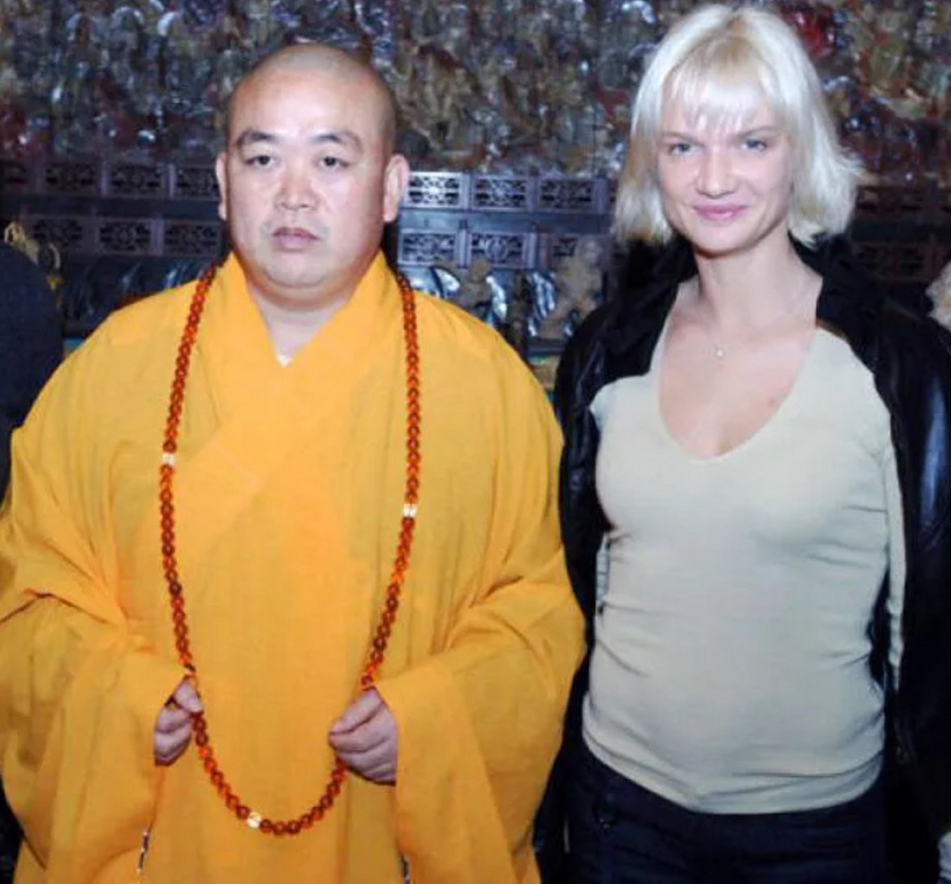 2007年10月 河南少林寺时 ,俄罗斯体操女王霍尔金娜和少林方丈的合影