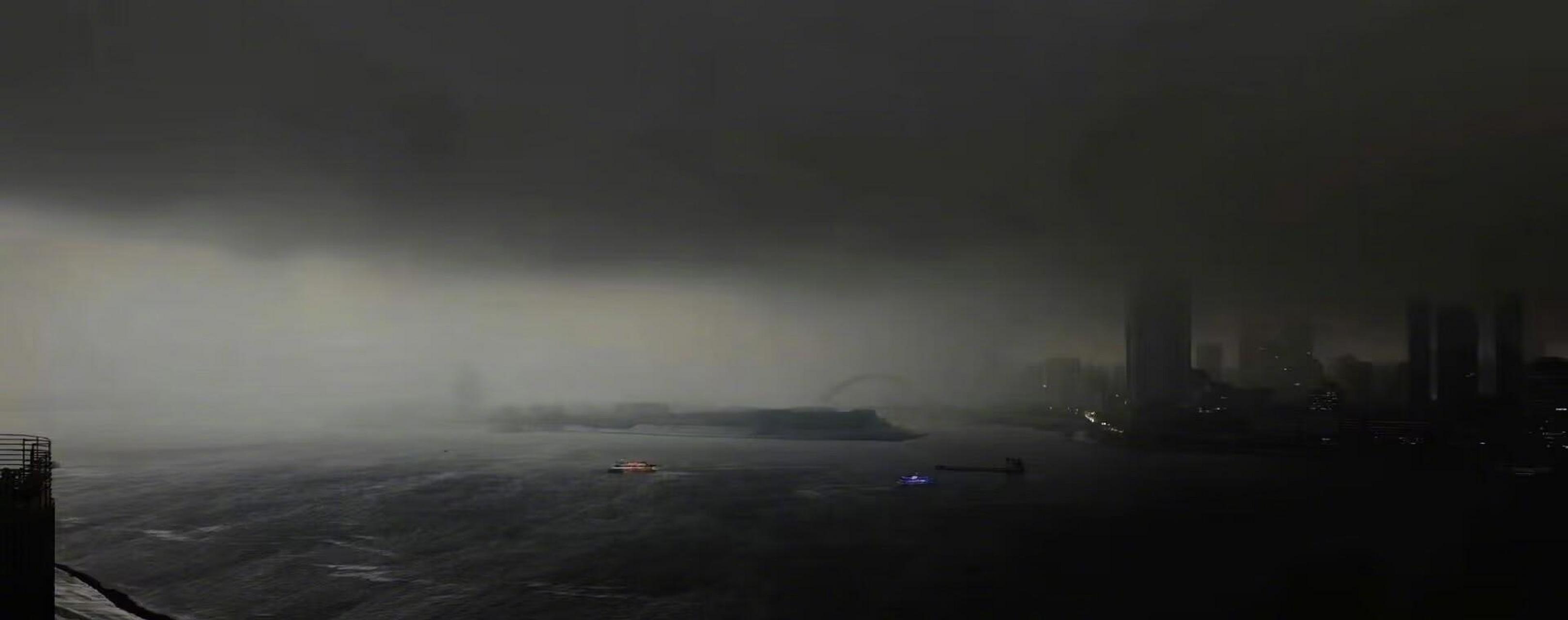 武汉大暴雨白天秒变黑夜# 今天下午这场雨,武汉的云底非常非常低