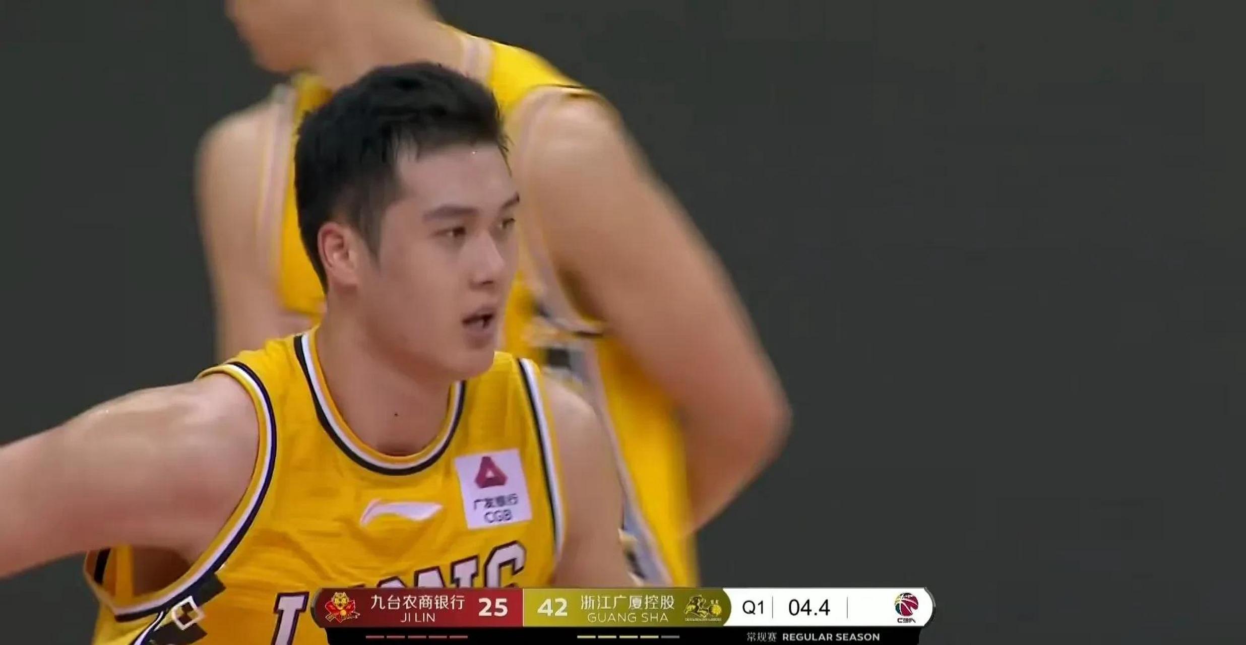 广厦和吉林的比赛正在进行 首节广厦队火力全开 三