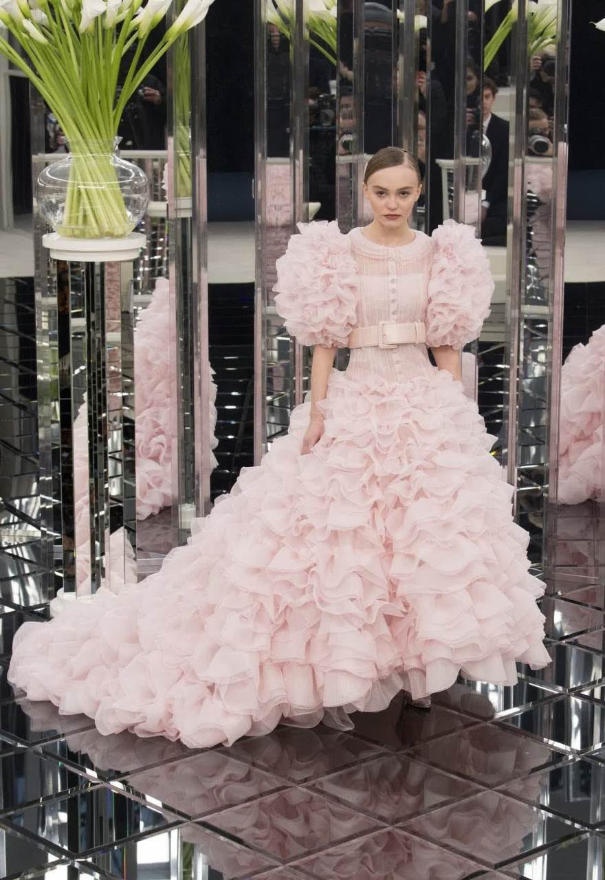 不同年龄段的香奈儿婚纱~?[挤眼]