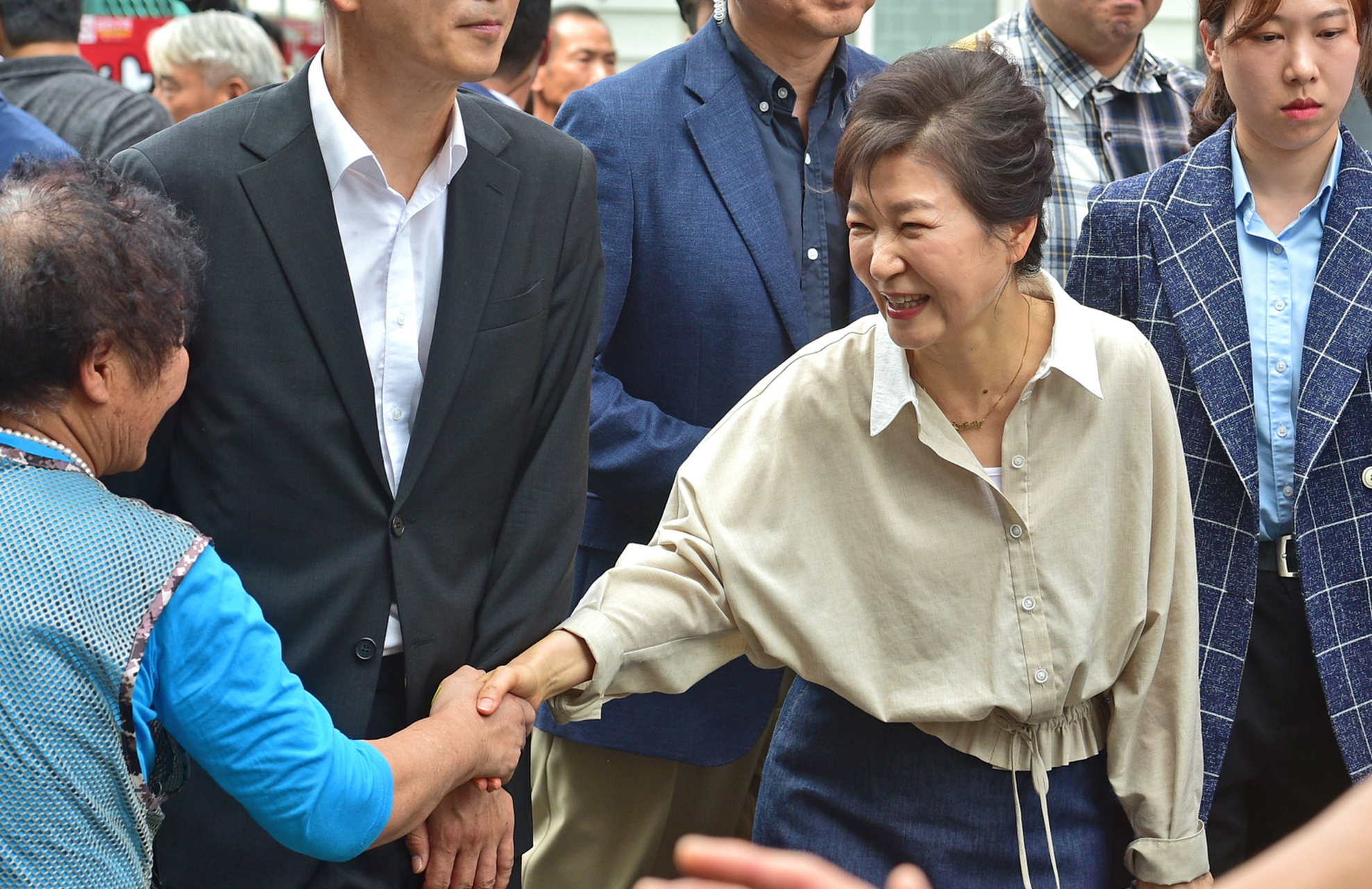 韩国第一位女总统朴槿惠,近况照片:走访传统农贸市场,购买中秋节所需