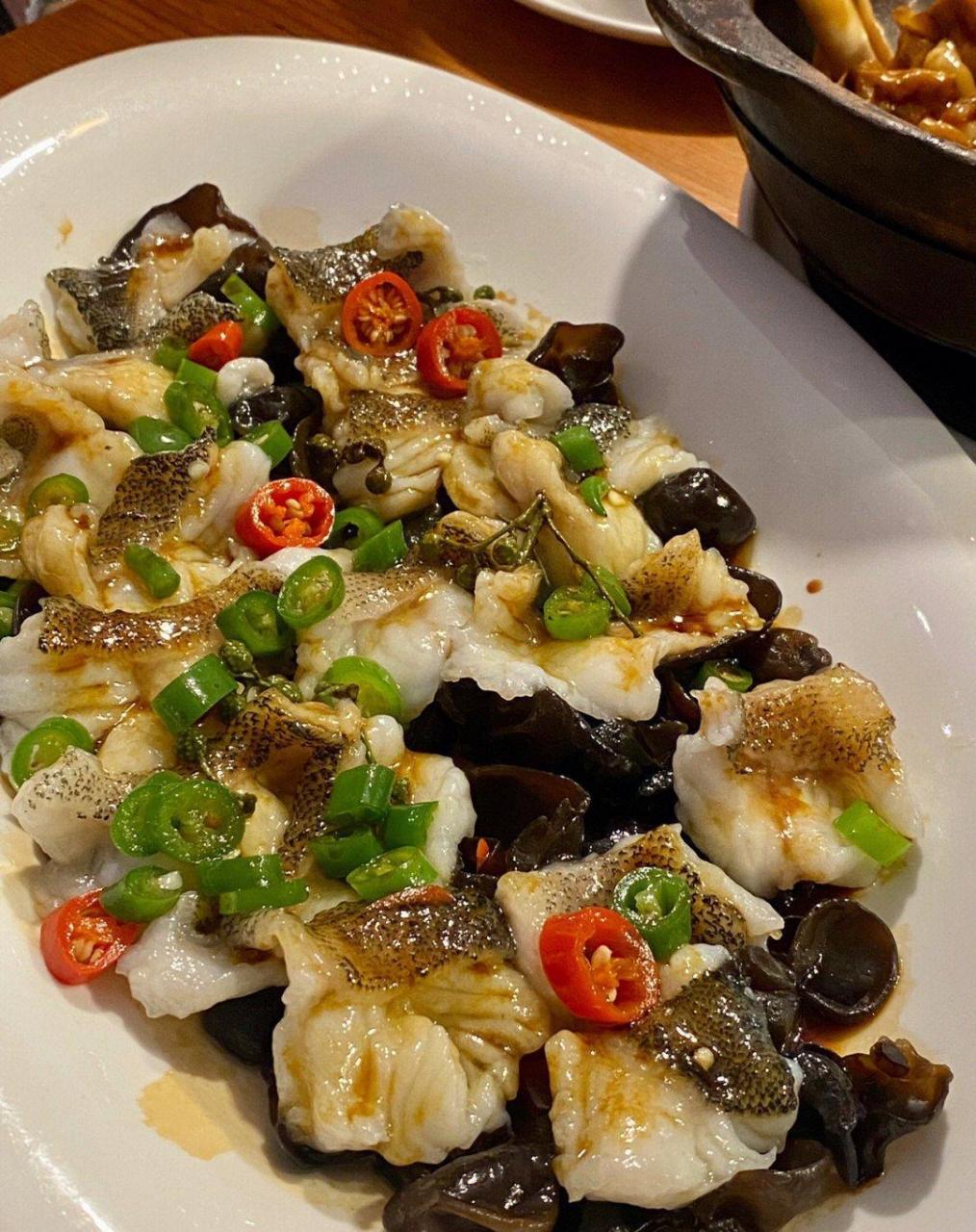 它算一条95招牌鲜花椒蒸龙趸(dun第三声)鱼 一鱼两吃,清蒸的鲜美,煎