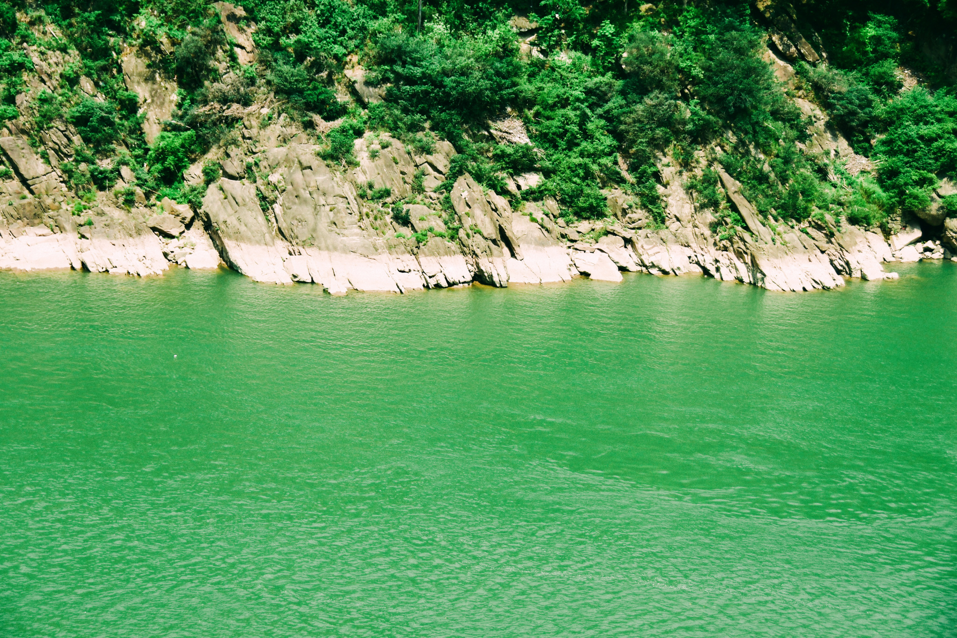 北碚的巡江步道,从北温泉公园到金刚碑古镇,位于嘉陵江畔和缙云山麓间