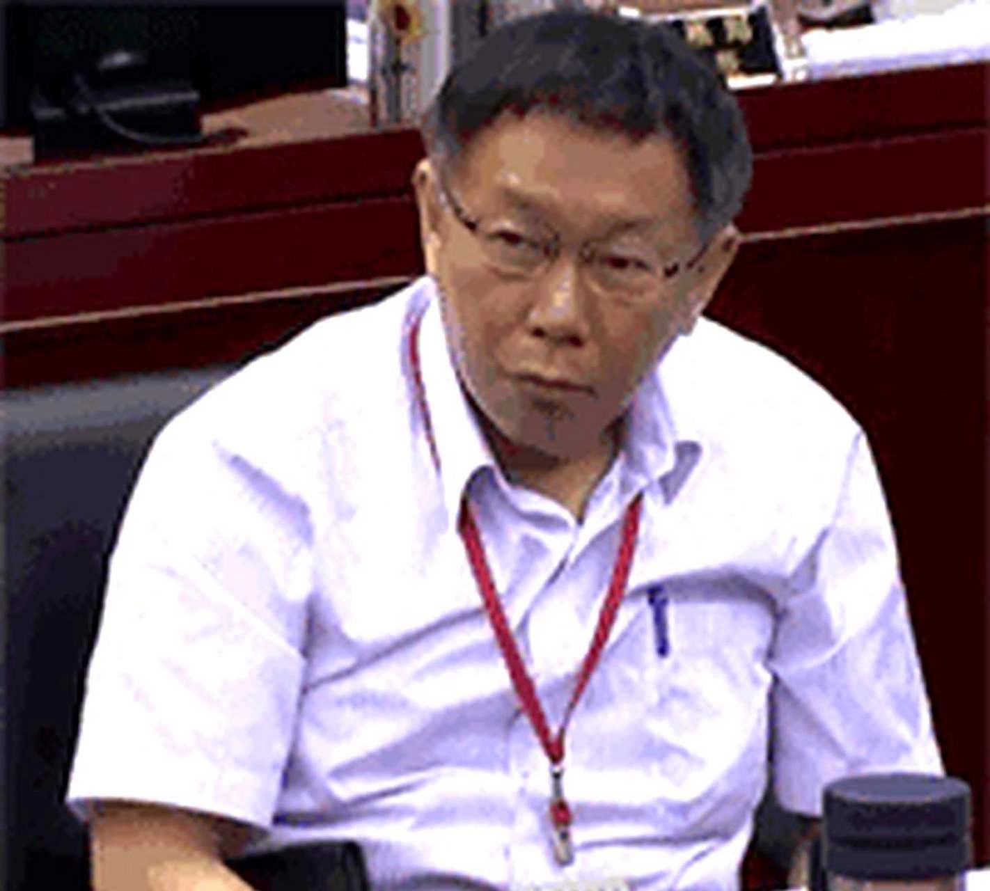 柯文哲拍桌子表情包系列,转化为一句话:柯文哲愤怒地敲打桌面的表情被