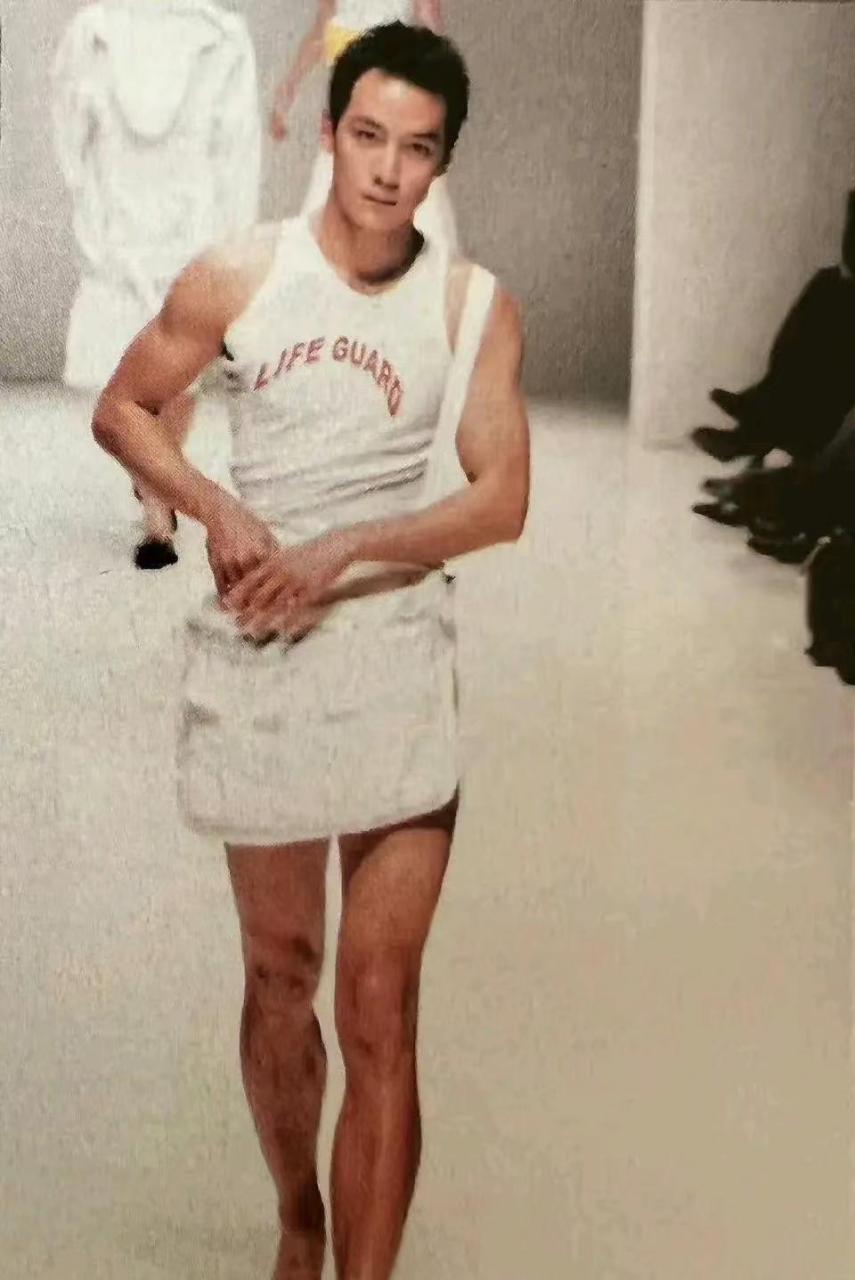 网友:分享吴彦祖早期走秀照片