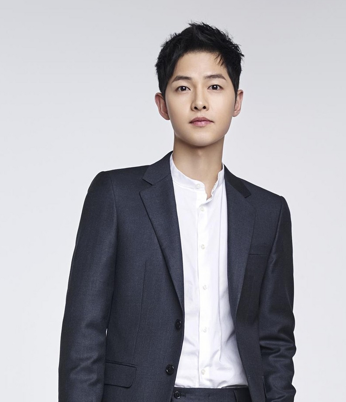 对此,有媒体采访到了宋仲基的父母,其父亲保持沉默,母亲则表示无话可