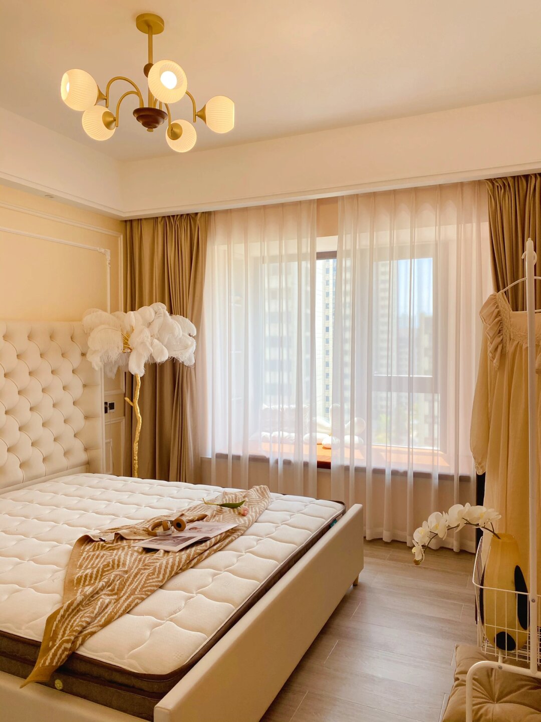 一亮黄色木地板搭配浅奶咖墙布图片奶咖色墙面和黄色地板搭配图