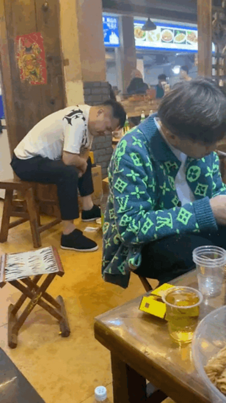 当美女走过的时候,我就知道大哥喝的还是不够多.