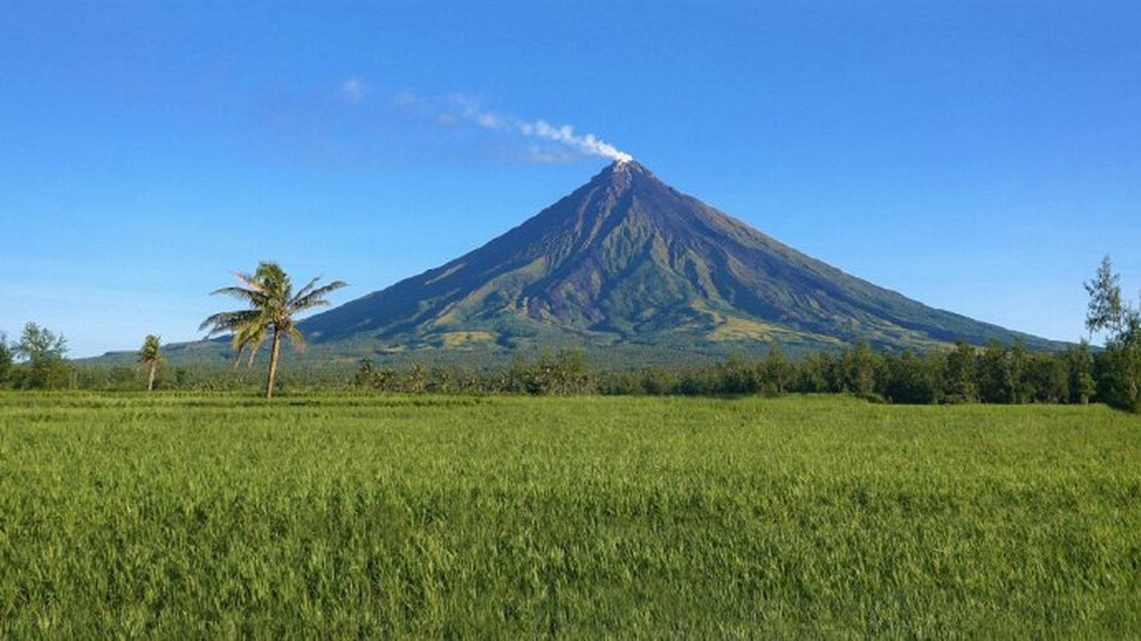 菲律宾马荣火山,mount mayon,位于吕宋岛东南部,在首都马尼拉东南方约