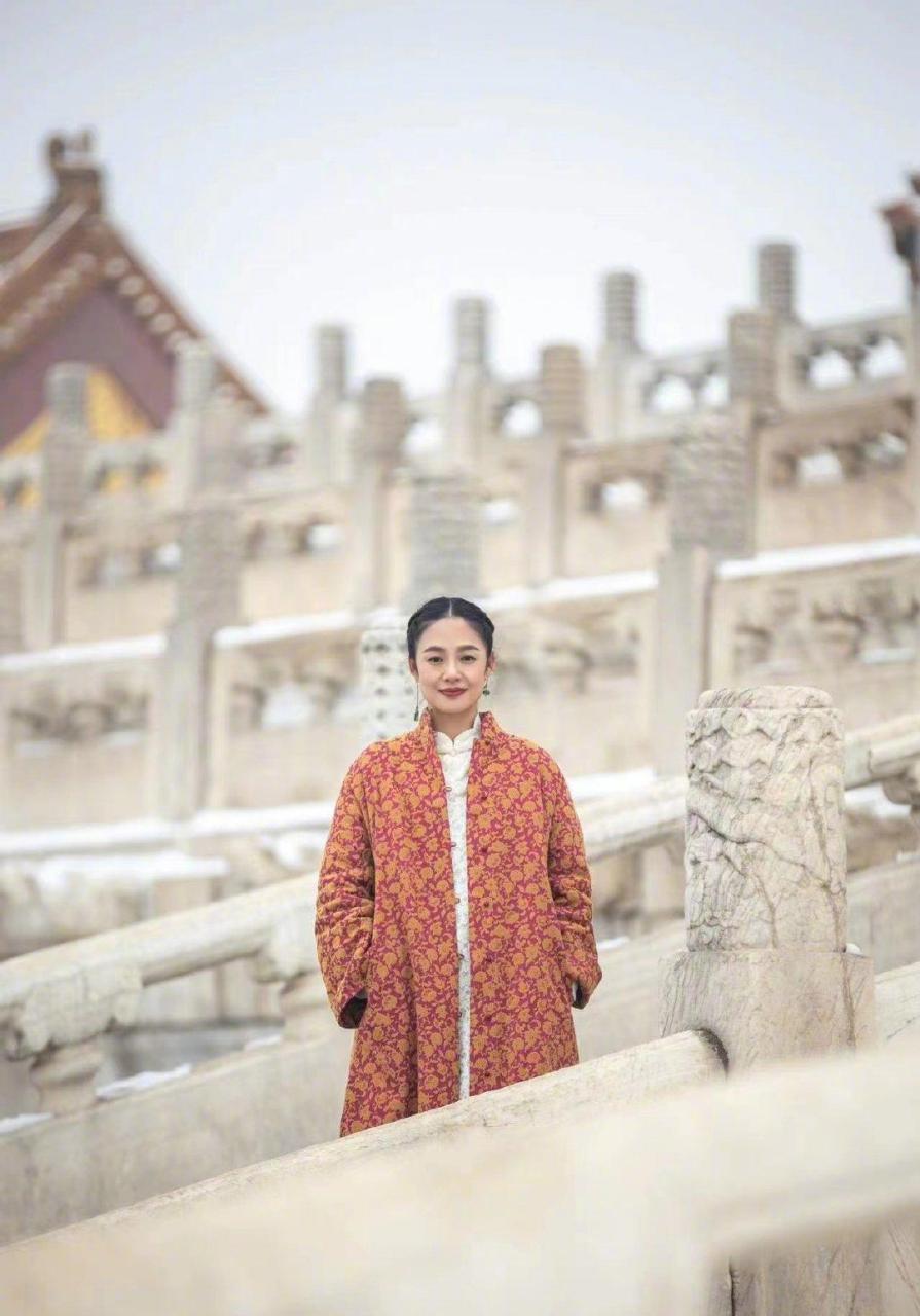 周韵万里走单骑故宫随拍 白色缎面旗袍,古色古香的外套,置身雪地在