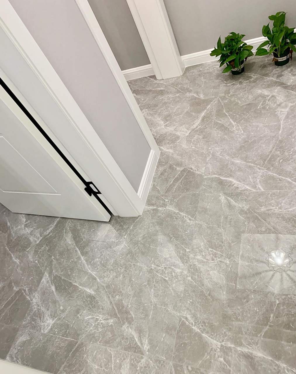 地砖通铺效果|门槛石 很多人好奇地砖通铺时,房门入口该不该选门槛石?