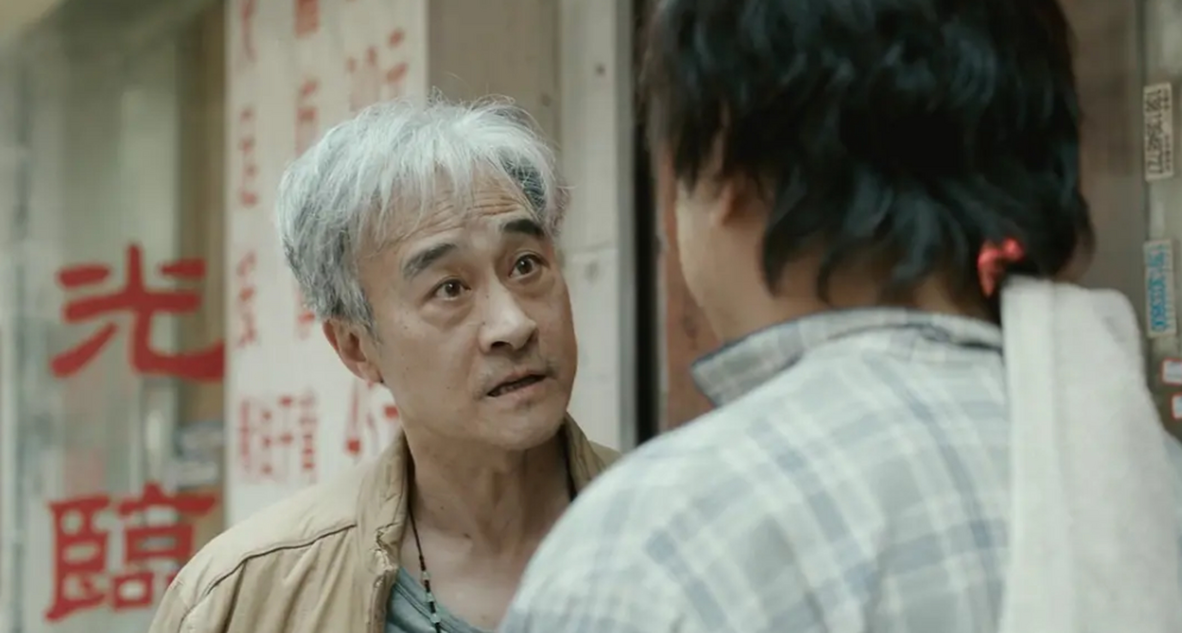 《暴风眼》中有一幕特别瘆人,那就是乔西川和自己的人皮面具"鹤老"