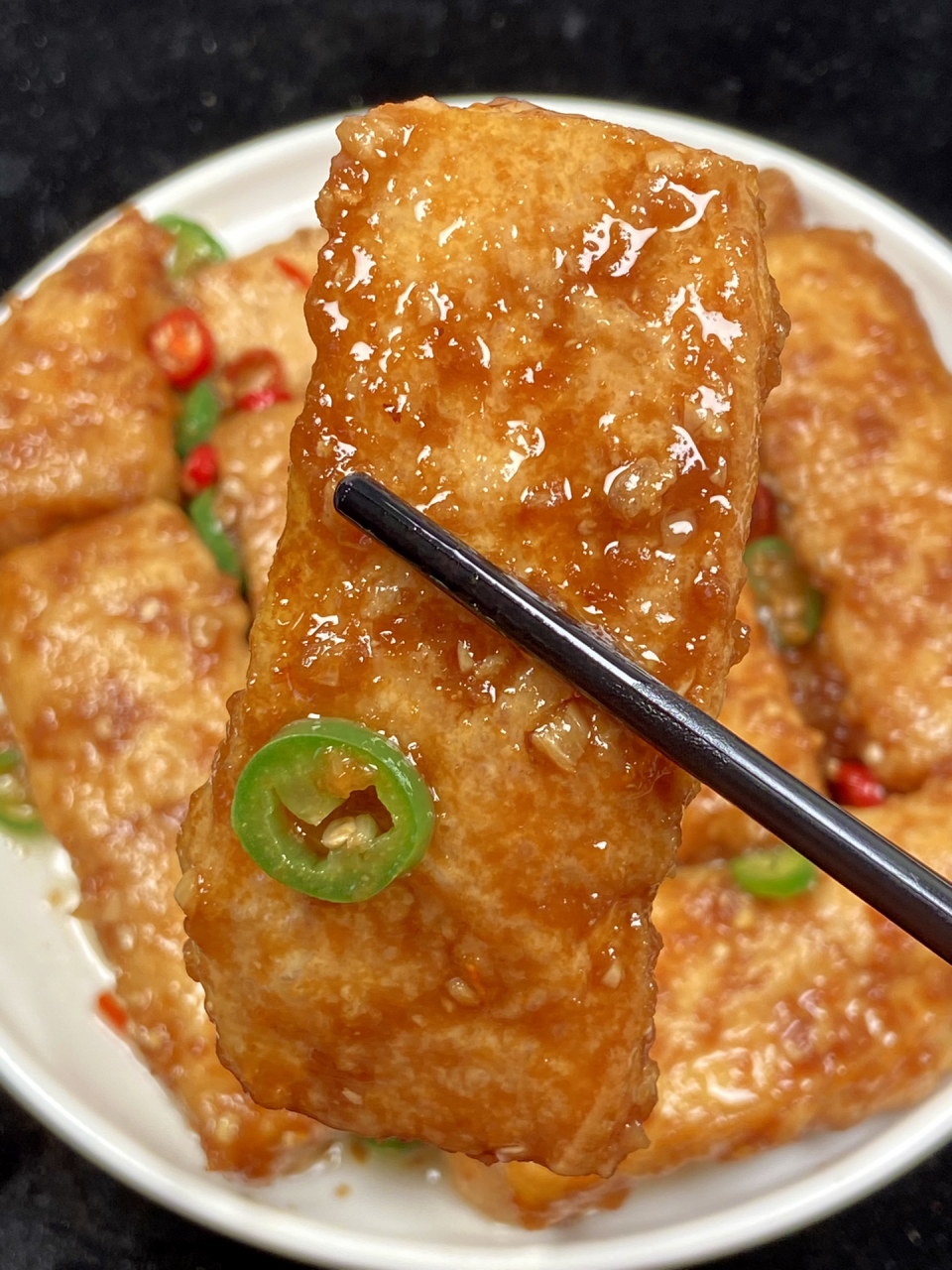 油焖豆腐这样做 外焦里嫩,鲜嫩多汁,香辣过瘾,一口咬下太满足, 好吃到