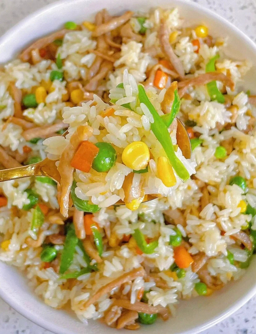 简简单单来个肉丝炒饭吧～～ 做法: 16615准备剩米饭或者新鲜米饭