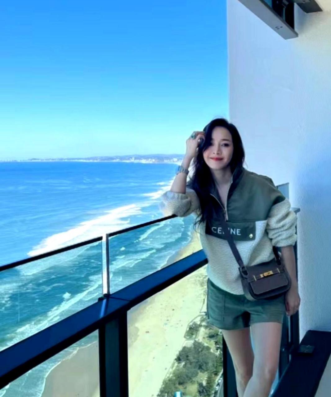 侯佩岑在海景房度假,身穿香奈儿衣服,拎着爱马仕包包,尽情享受奢华