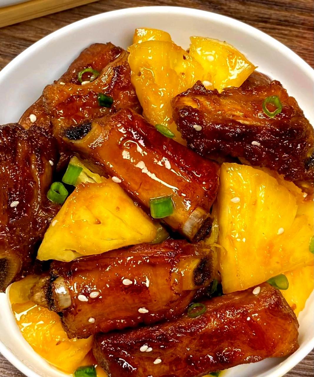 我用剩下的排骨和菠萝做了一道菠萝排骨,全家都夸我厨艺好!