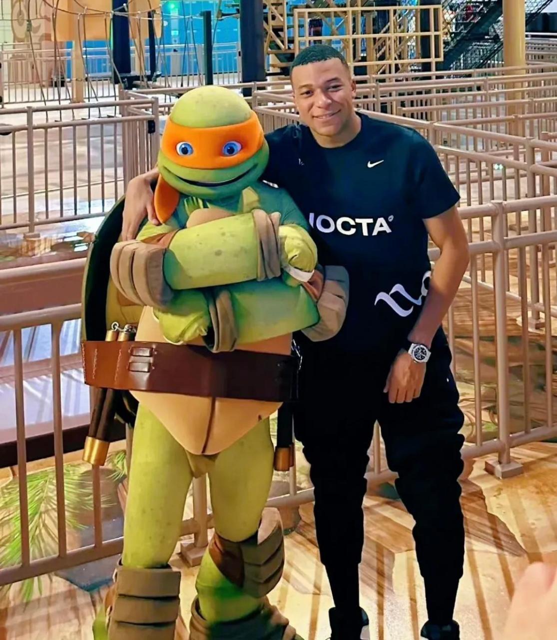 网友:姆巴佩和忍者神龟的合影,不能说很像,只能说简直一模一样.