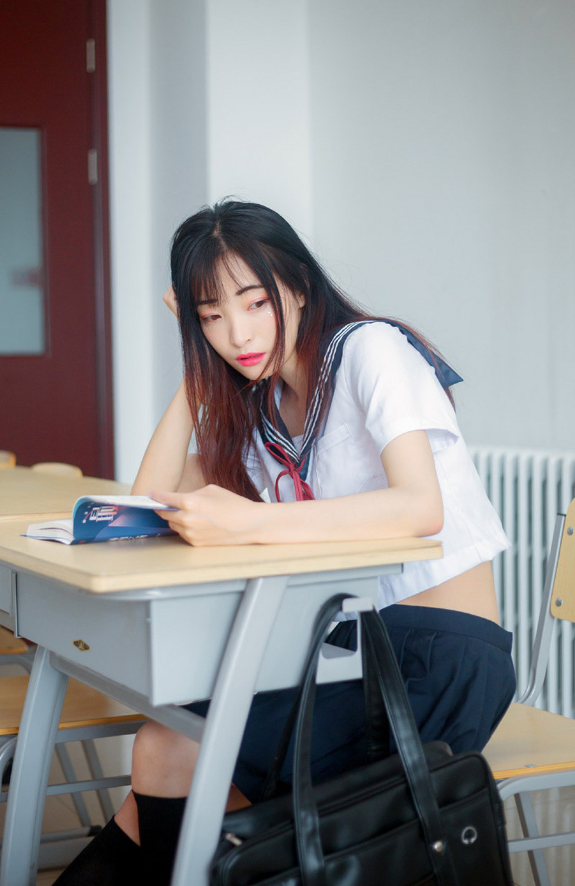 教室长发大学女生水手制服摄影写真