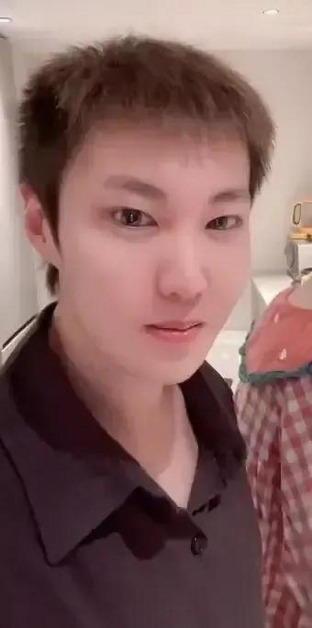 百家号星火计划# 自从赵本山女儿球球公布了男朋友之后,男朋友的长相