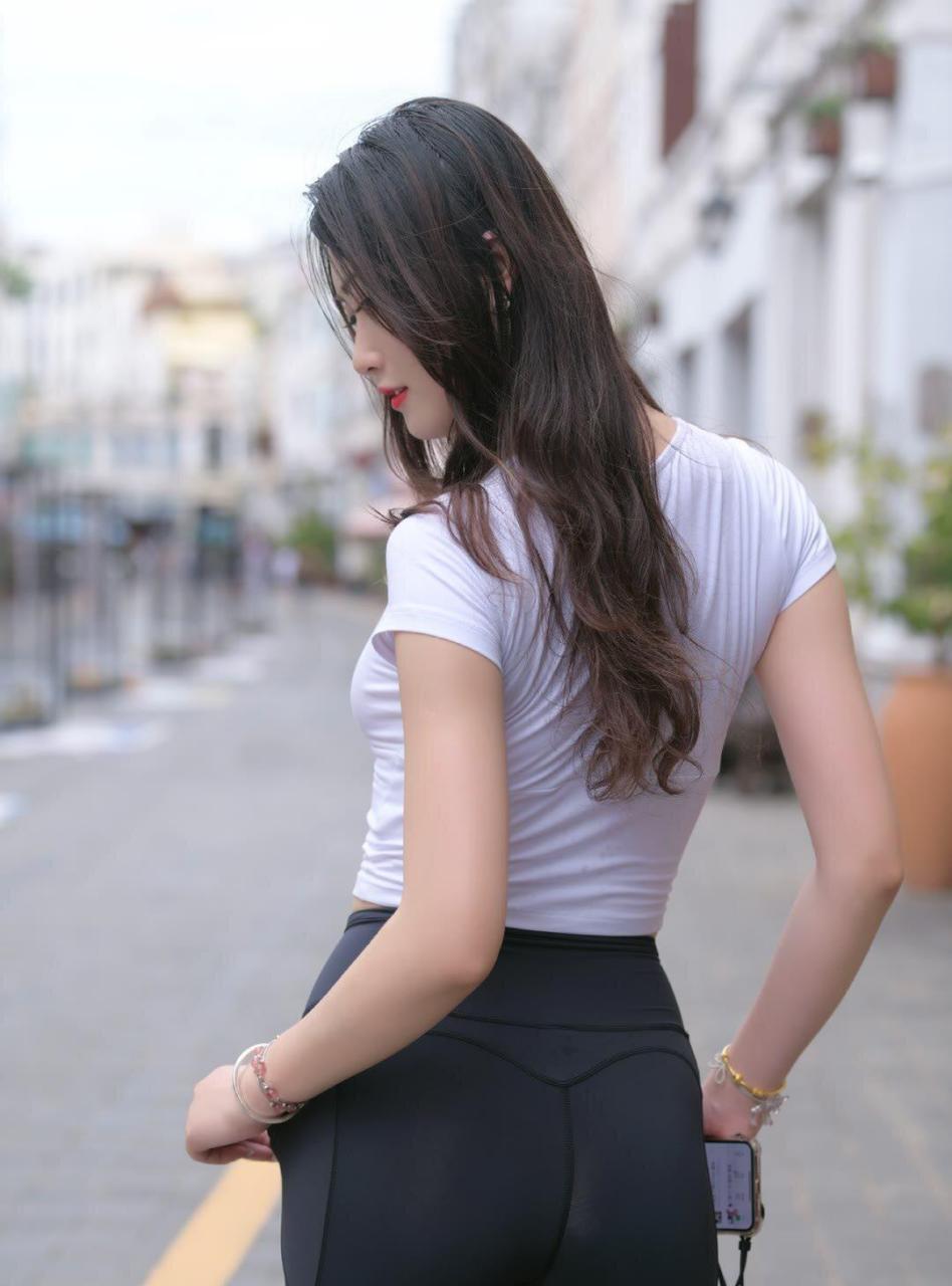 身材前凸后翘的小姐姐