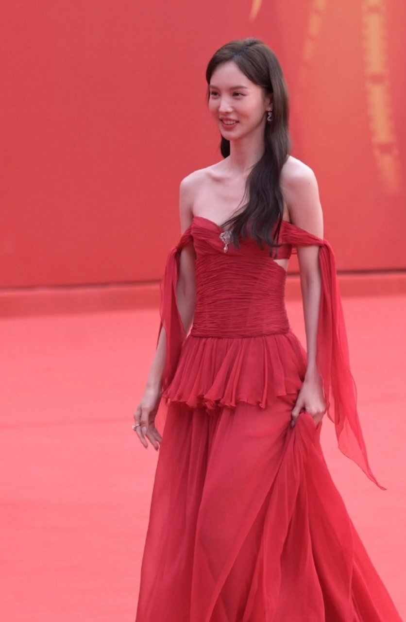 金晨红色抹胸长裙亮相北影红毯 长发如海藻般柔顺飘逸