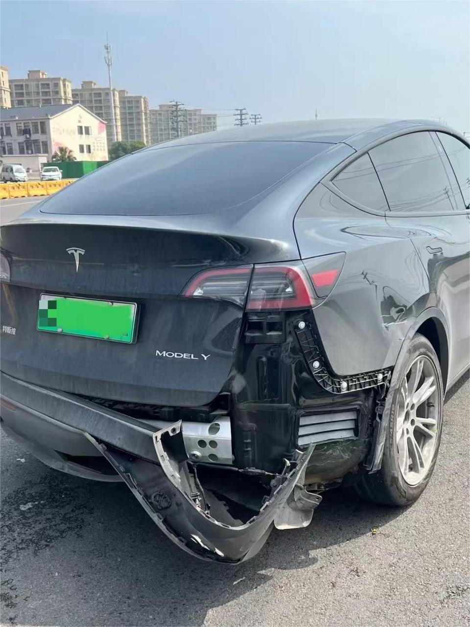 特斯拉被追尾,这个防撞梁还是挺实在的,安全性没得说!