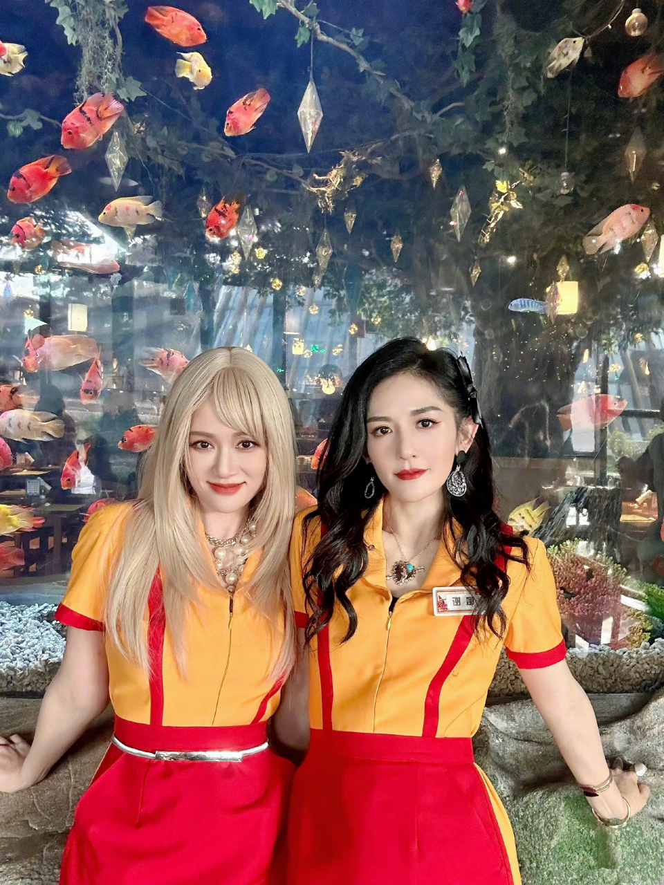 谢娜,陈乔恩《萌探探探案》合体cos破产姐妹,别说,这对闺蜜和原版还蛮