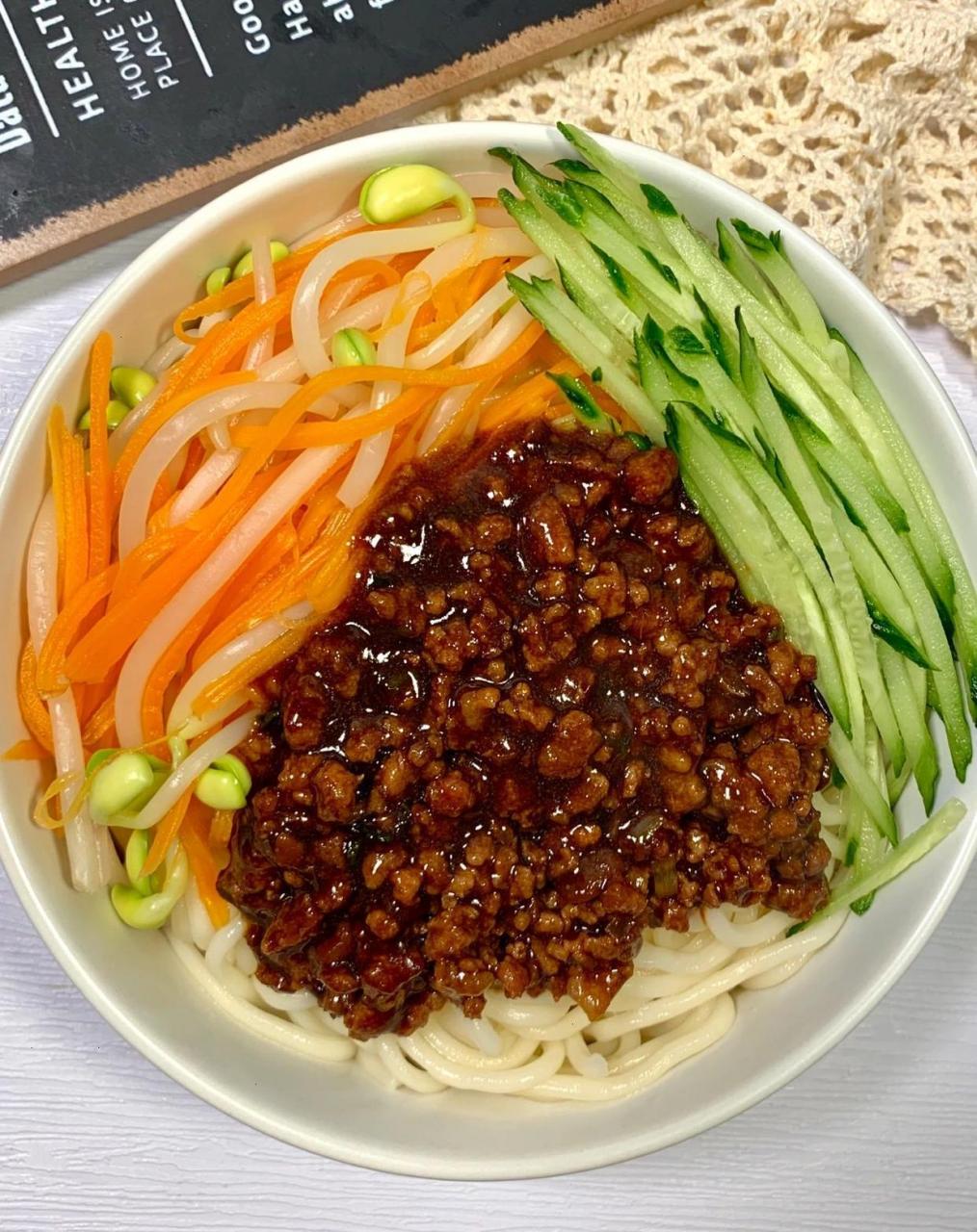 9696食材:面条黄瓜豆芽胡萝卜猪肉末 9696做法: 73调一个