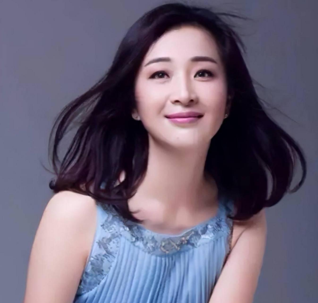 老戏骨张嘉译走红后,豪掷7000万给第二任妻子王海燕买了别墅和豪车,但