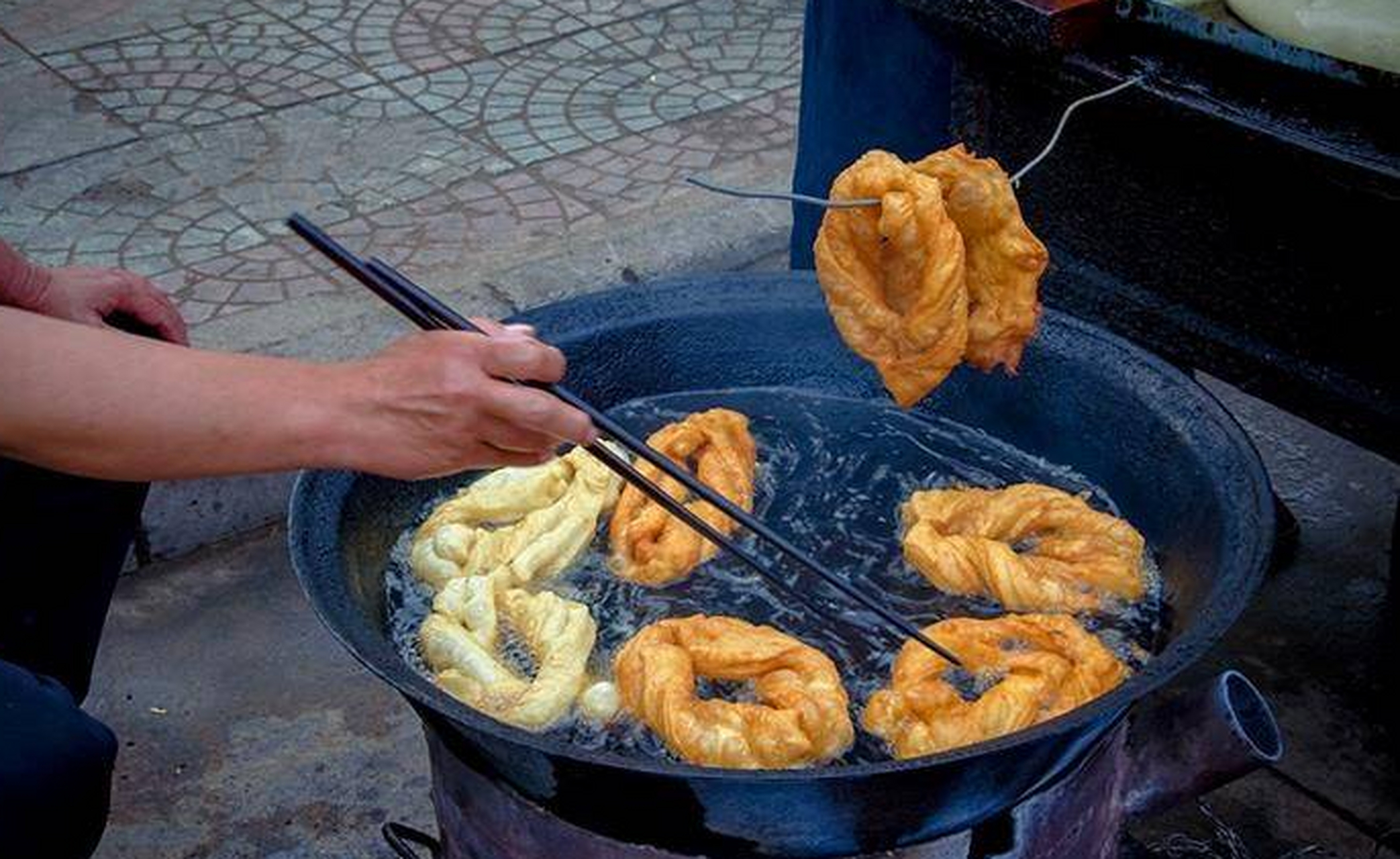 平山"油鬼"是石家庄平山县最独具特色的风味小吃,它色泽金黄,看起来与