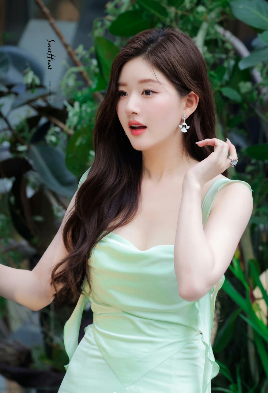 赵露思吊带露背裙# 赵露思 今日活动造型,说实话露思皮肤真的很白皙