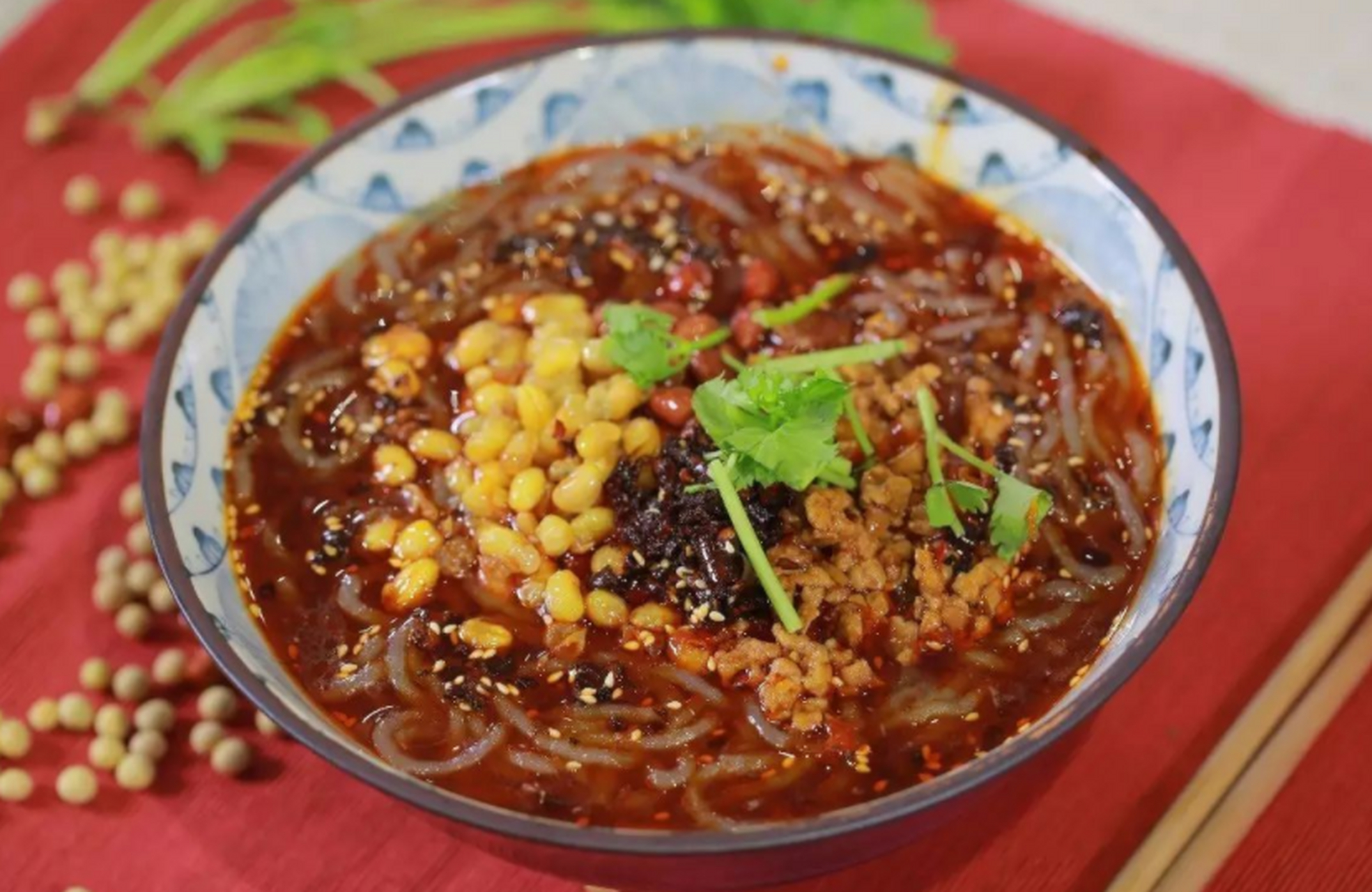 重逢巴蜀# 四川酸辣粉,作为一道经典的四川小吃,一直以其独特的口味