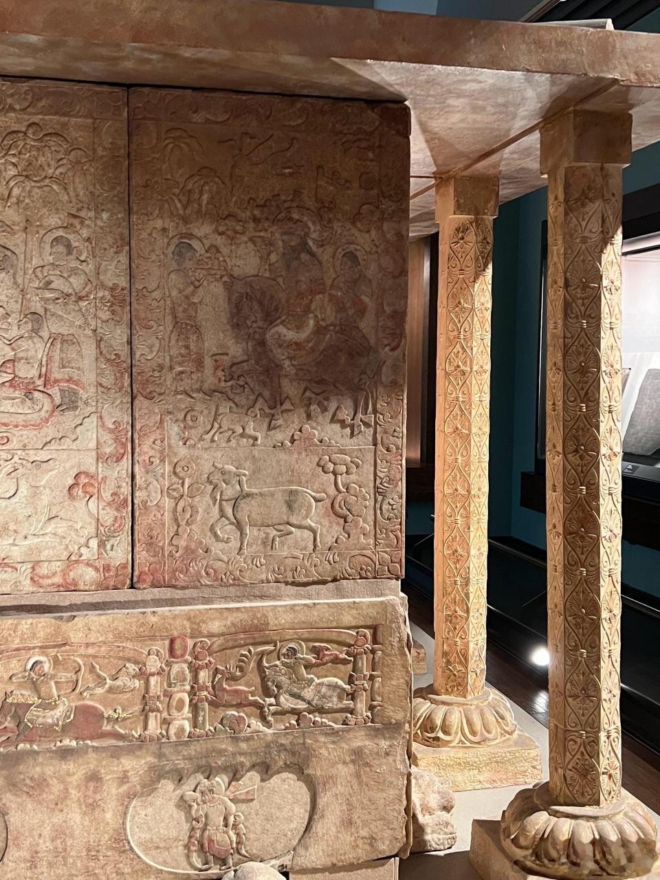 虞弘墓石椁是1999年在山西省太原市晋源区王郭村一处隋代古墓出土的