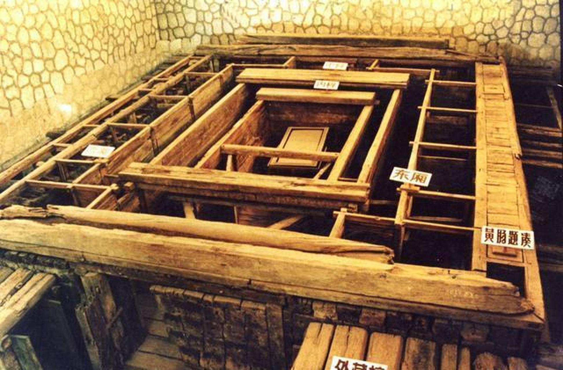 中山简王墓葬中未发现黄肠题凑结构,一时之间引起了考古专家们的热议.