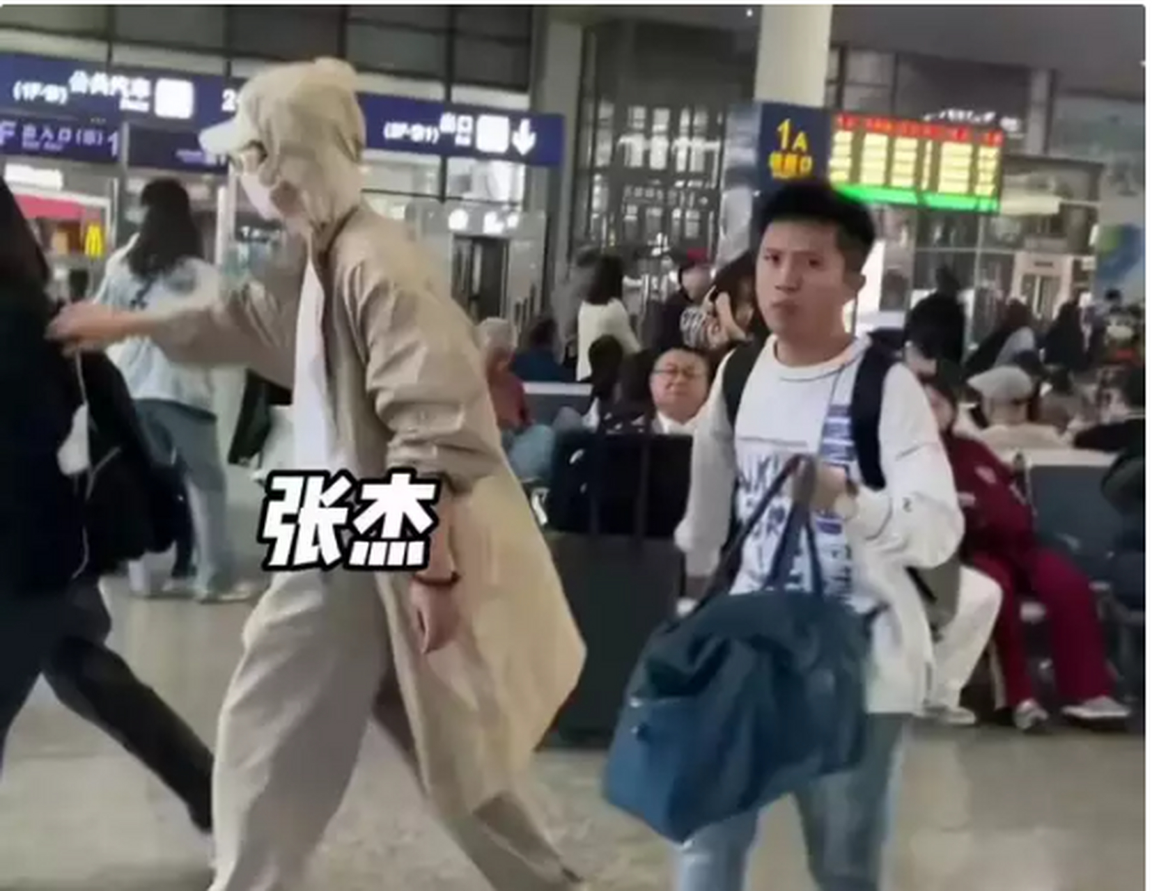 张杰助理粗暴打路人手机,表情凶狠愤怒,遭吐槽比明星还牛