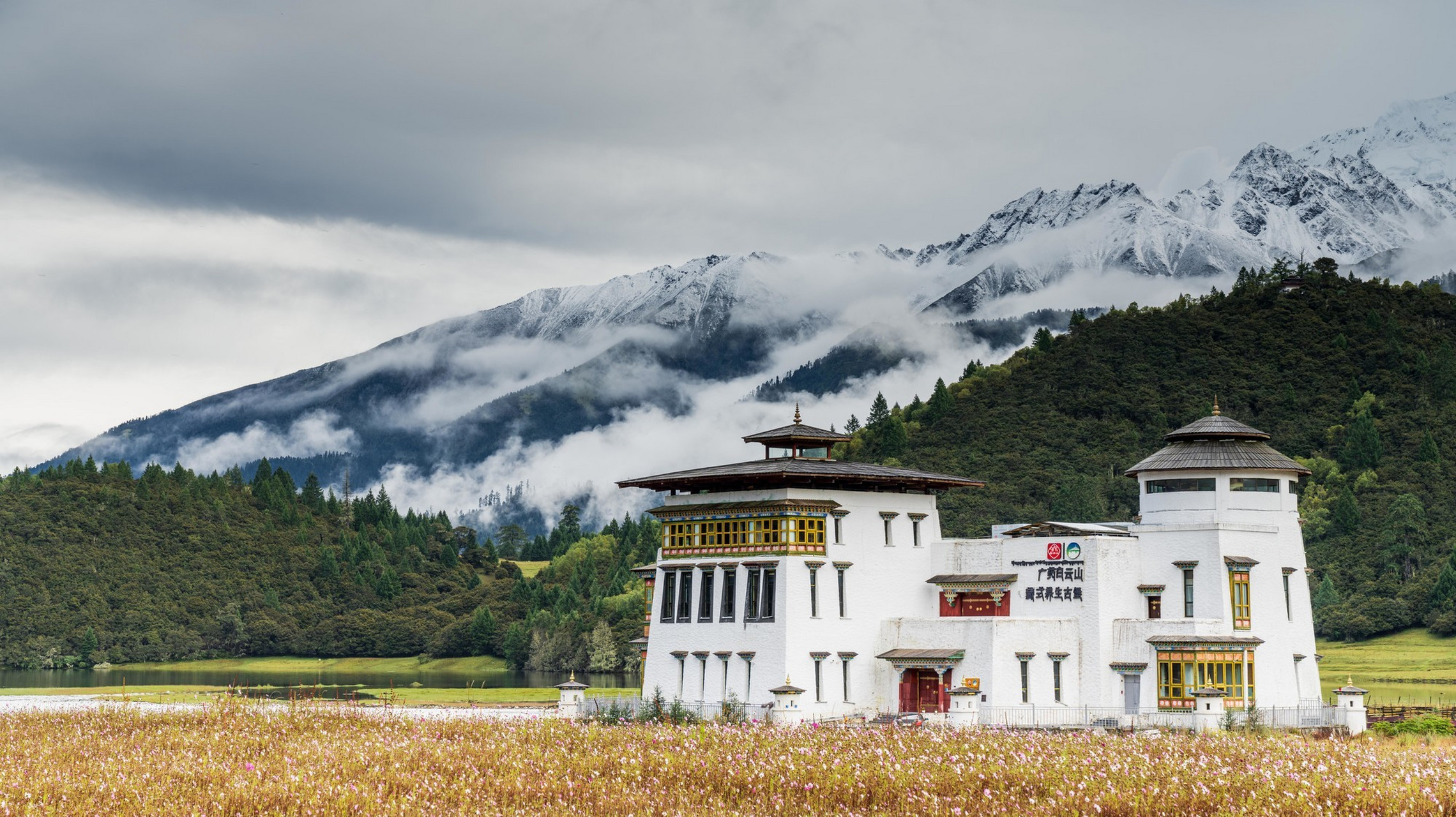 鲁朗海拔3700米,位于距林芝地区八一镇80公里左右的川藏路上,坐落在