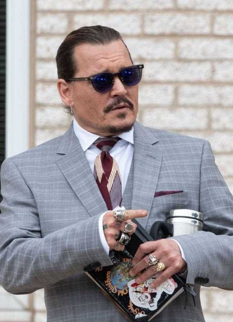 约翰尼·德普出庭为何总戴墨镜?墨镜时尚意外成网友跟风穿搭.[惊哭]